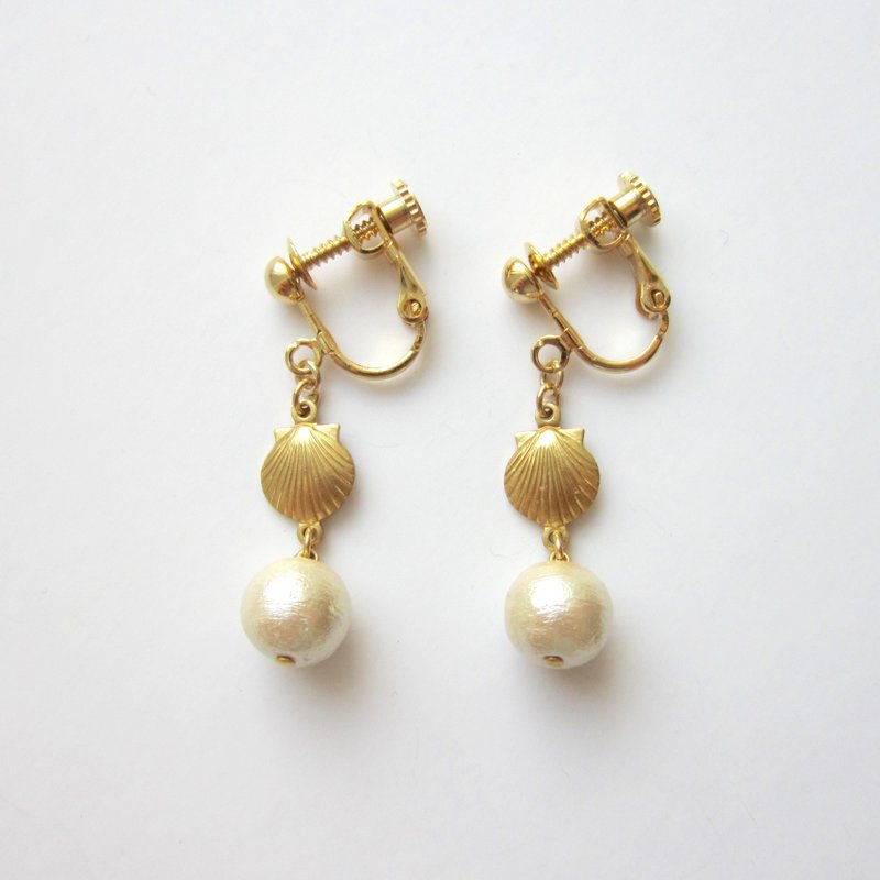Shell and Cotton Pearl Earring A