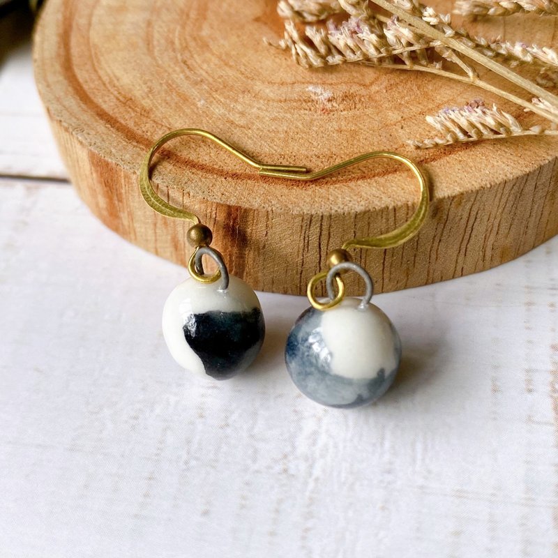 【生日禮物】手捏白瓷耳環 墨黑染瓷白隨興 水墨 - 耳環/耳夾/耳骨夾 - 瓷 黑色