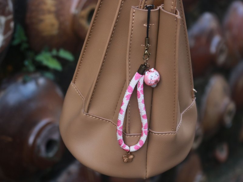 【手作吊飾】 招福貓達摩與櫻花吊飾 粉色和風縮緬布 - 手機掛繩/背帶 - 棉.麻 粉紅色