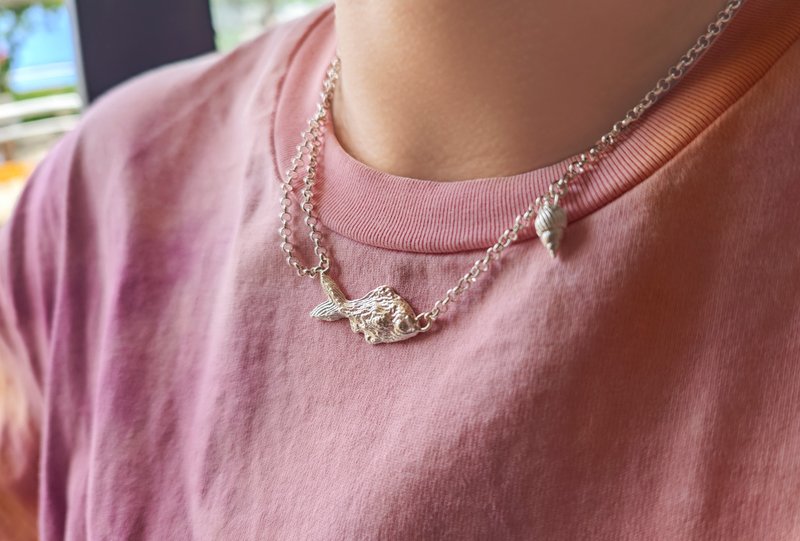 海洋系列 自然肌理小魚原創手工純銀吊墜一體鏈項鏈 - 項鍊 - 純銀 銀色