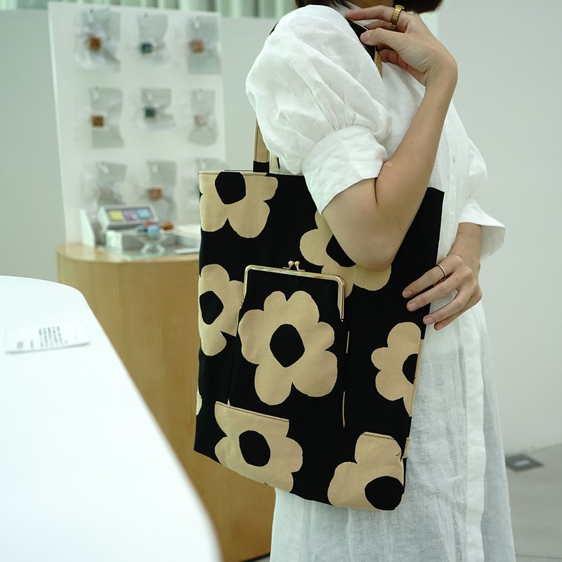 特別設計kukka piste印花系列口金手提袋-摩登黑/時尚配搭 - 側背包/斜背包 - 棉.麻