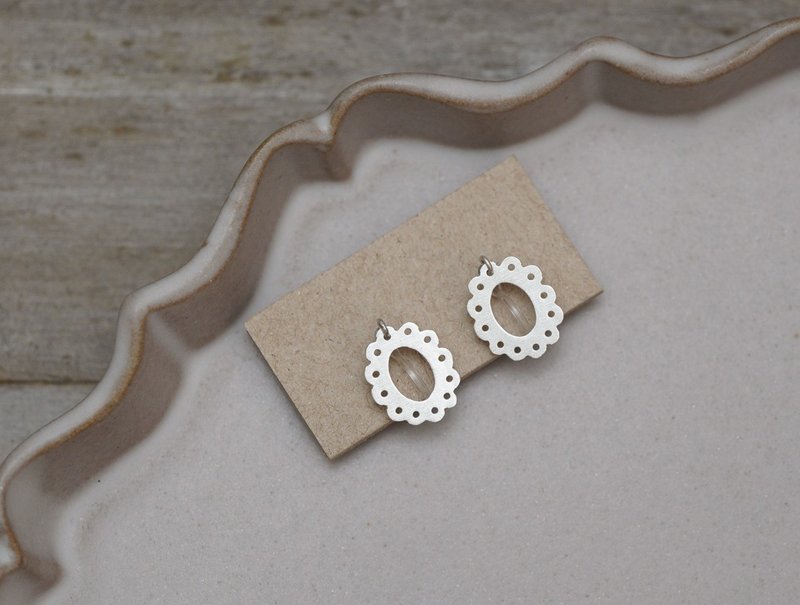 ni.kou 。A系列。純銀 蕾絲花框 耳環 耳夾 / 耳針 / 耳勾 - 耳環/耳夾/耳骨夾 - 純銀 銀色