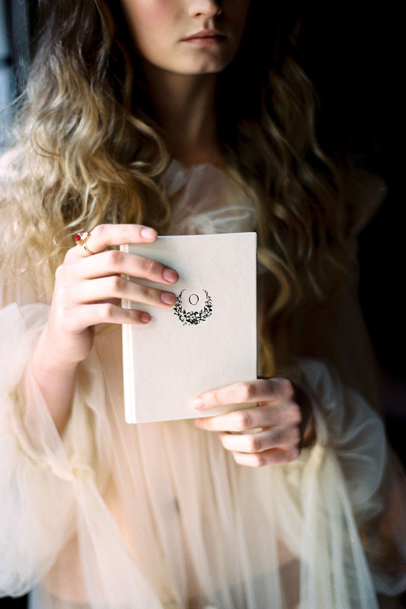 Vows Book - LEATHER 10x15 cm - Folio Folder Menu Holder His Her Vows Calligraphy - 文件夾/資料夾 - 真皮 白色