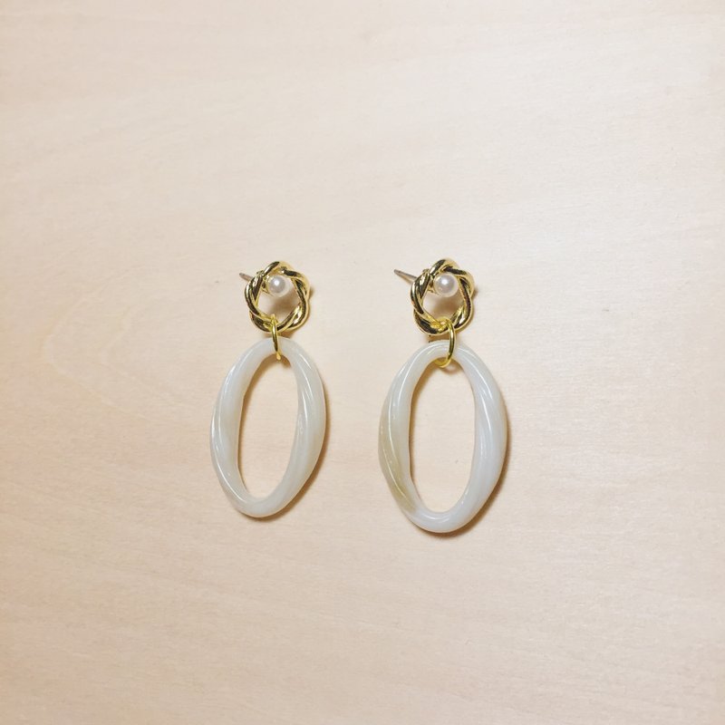 Vintage twist pearl ivory white oval hoop earrings