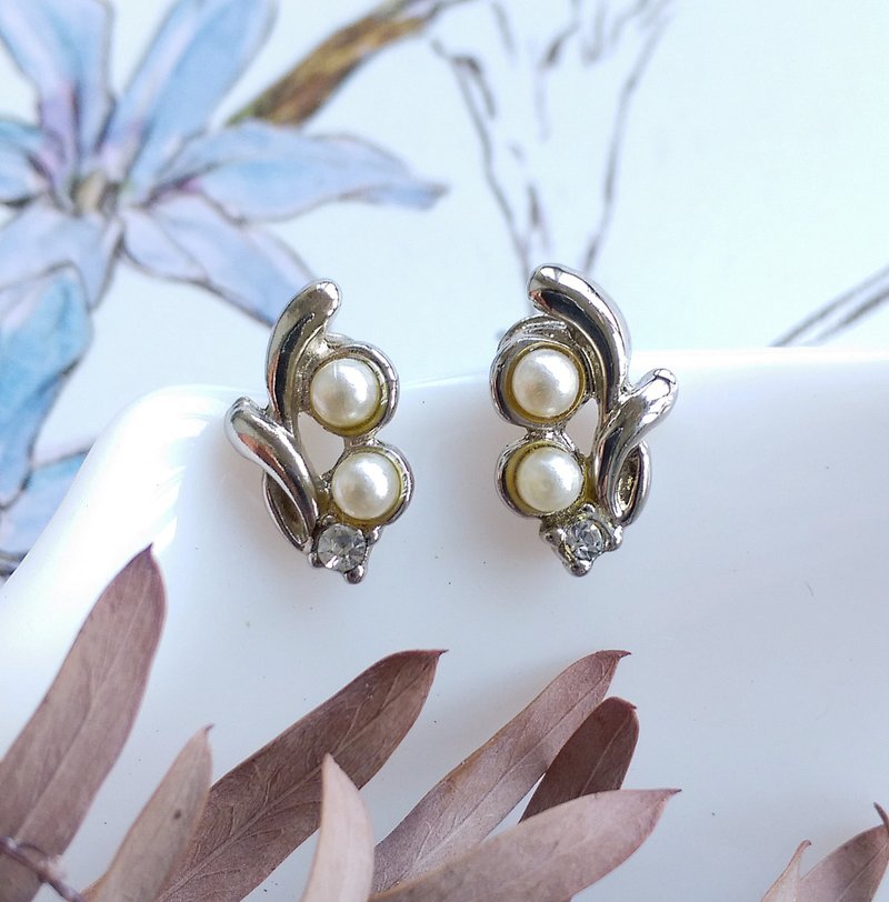 Vintage Jewelry 西洋古董飾品 秀氣小仿珠 小巧貼耳 針式耳環 - 耳環/耳夾/耳骨夾 - 其他金屬 金色