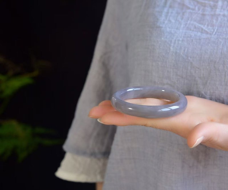 和田玉手鐲 圈口56.7 寓意吉祥如意 雕工精緻 上身簡單大方 - 手鍊/手環 - 水晶