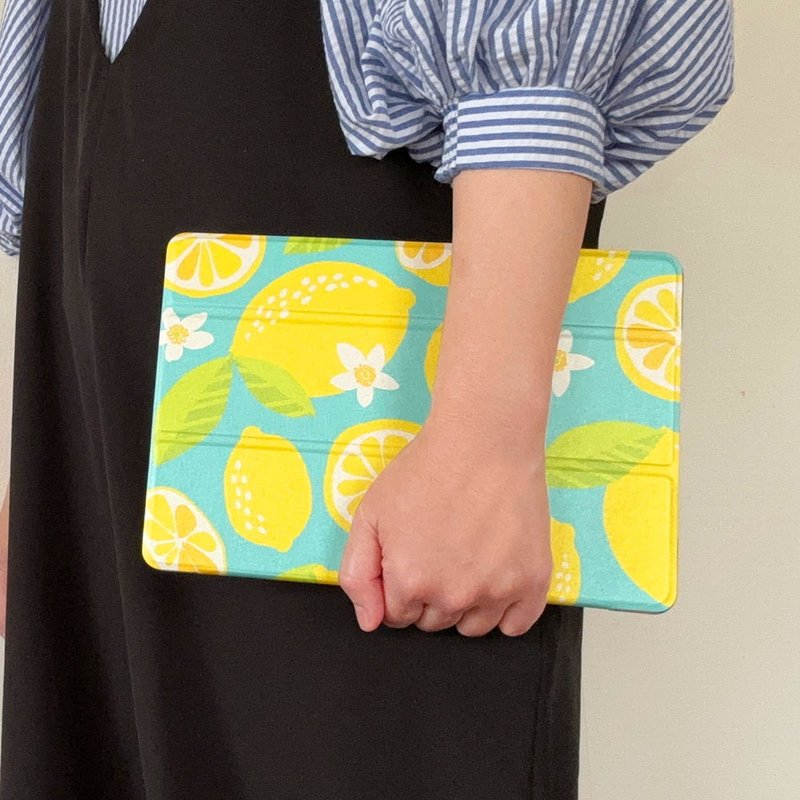 ペン収納付手帳型iPadケース【レモン】三折りスタンド機能付ソフトケースタイプ - 平板/電腦保護殼/保護貼 - 人造皮革 黃色