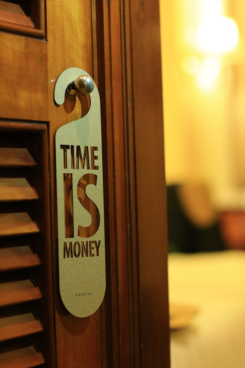 【eyeDesign看見設計】一句話門掛「TIME IS MONEY」D35