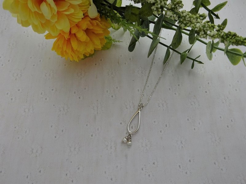 Drop potri necklace