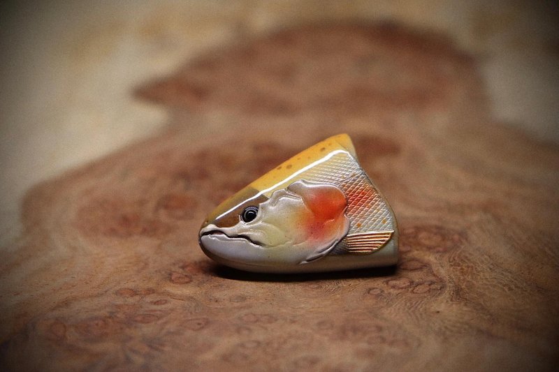A handcrafted wooden golden trout brooch - 胸針 - 木頭