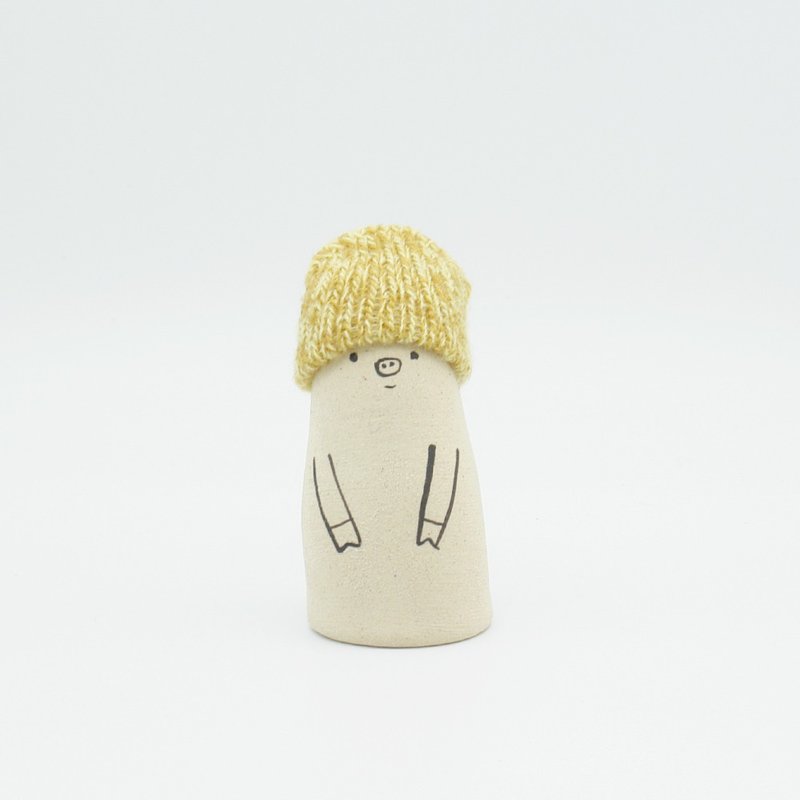 手作り陶人形 ニット帽をかぶったぶたさん Sサイズ - 擺飾/家飾品 - 陶 卡其色