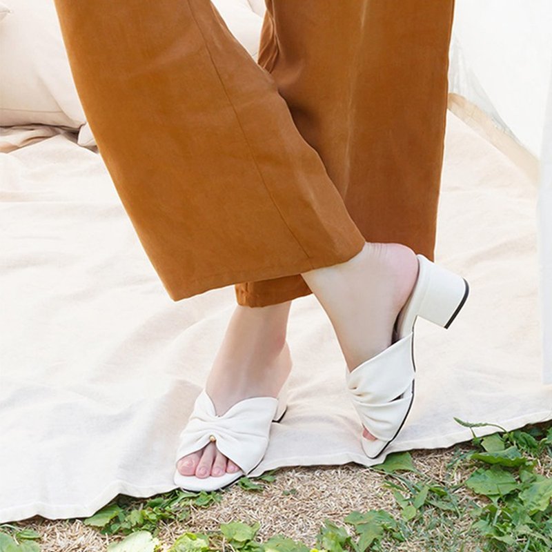 Pre-Order SPUR Pleats mule OS7085 IVORY
