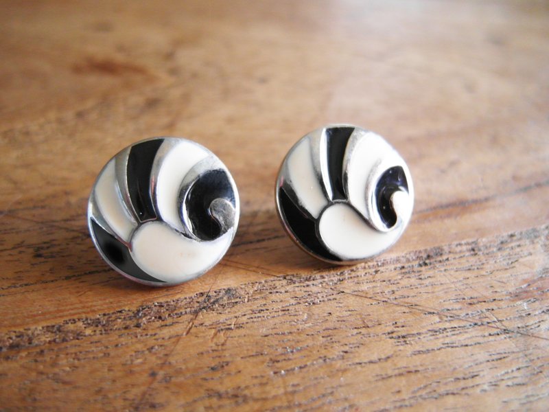 【Early hand earrings: black and white wings】