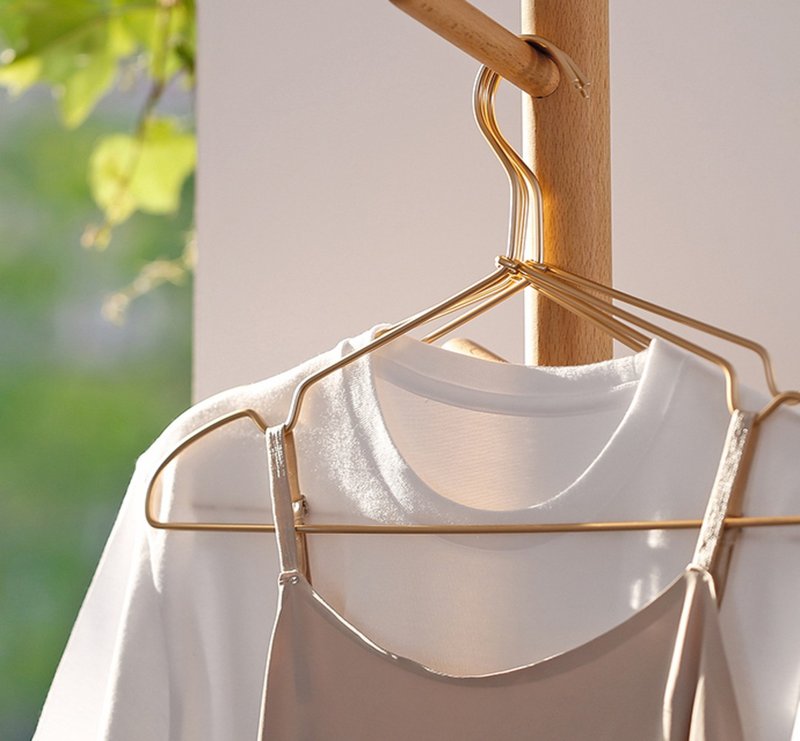 Weather-resistant rust-proof space aluminum metal hanger -12 into