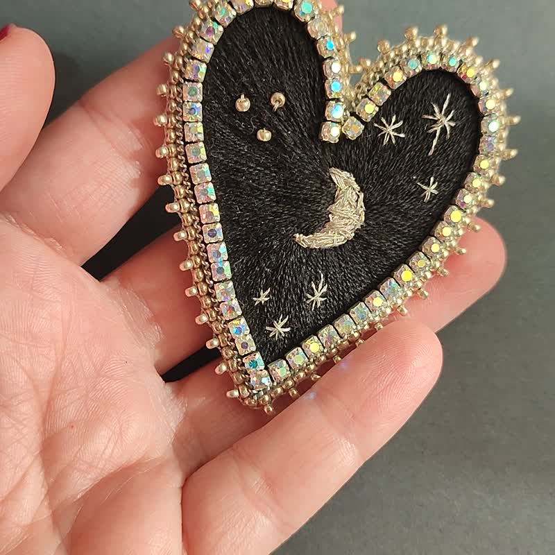手工製作的黑色心形銀月塔羅牌別針  巫術珠寶刺繡串珠胸針 - 胸針 - 玻璃 黑色