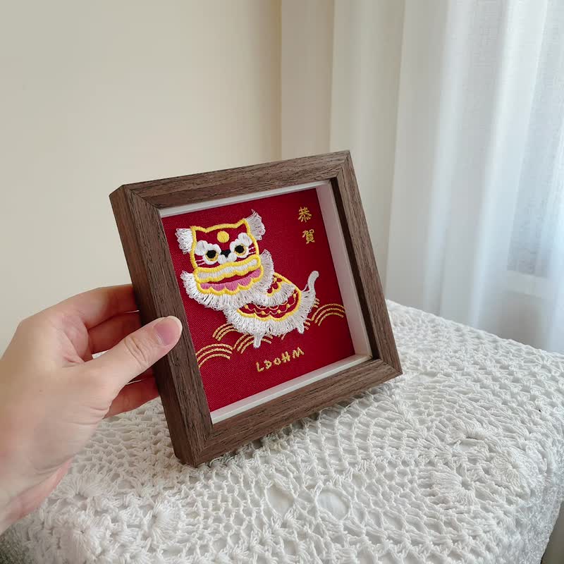 [Cat Awakening Lion] Guangdong Lion Awakening Embroidery Painting | Solid Wood Frame | With Packaging - Picture Frames - Cotton & Hemp Red