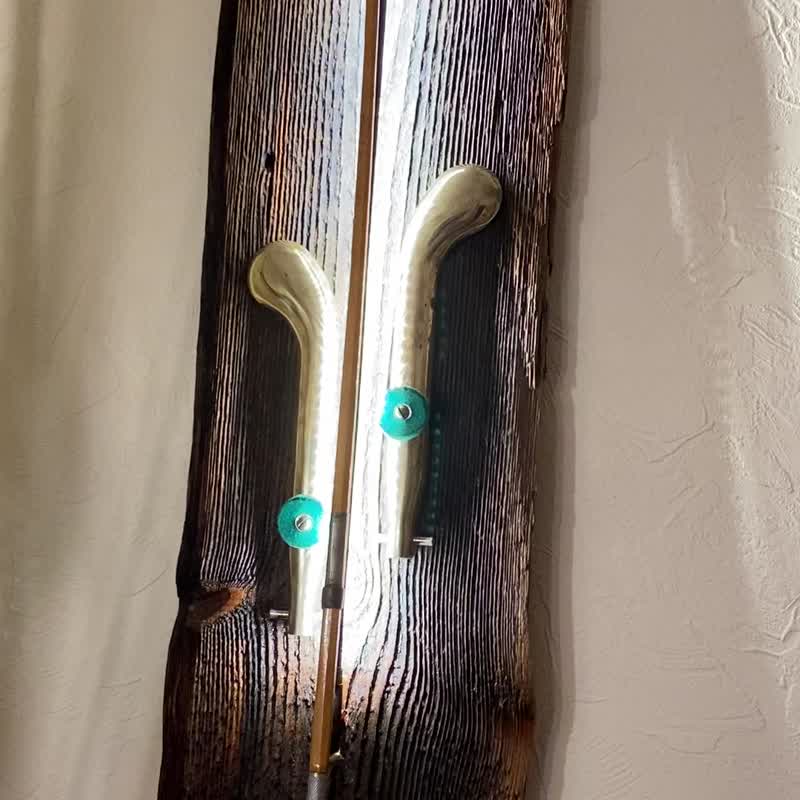 アンティークのヴァイオリン弓とピアノの真鍮ペダルの壁取り付け用燭台 - ウォールデコ・壁紙 - 木製 ブラウン