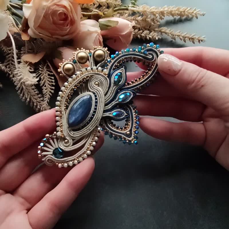 手縫飾帶珠寶-蛹與蝶 - 胸針 - 其他材質 藍色