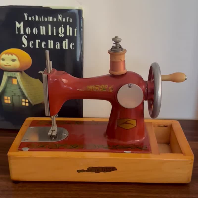 Antique small sewing machine from the Soviet era of 1960 - Items for Display - Other Metals Red
