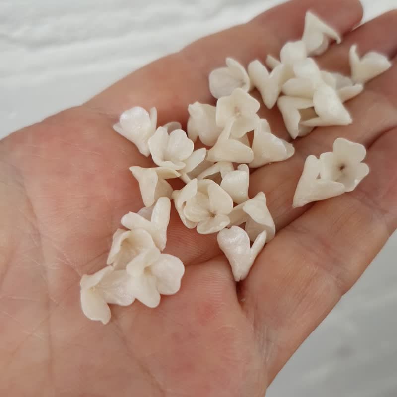 Small Pearl Flower Beads Polymer CLay 8 mmMaking Jewelry Craft Floral Beads Clay - ชิ้นส่วน/วัสดุอุปกรณ์ - พลาสติก ขาว
