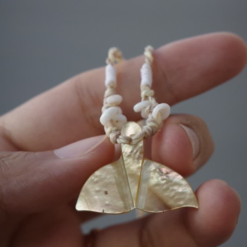 貝殼鯨魚尾蠟線編繩項鍊-黃褐炫彩紋 - 項鍊 - 貝殼 黃色