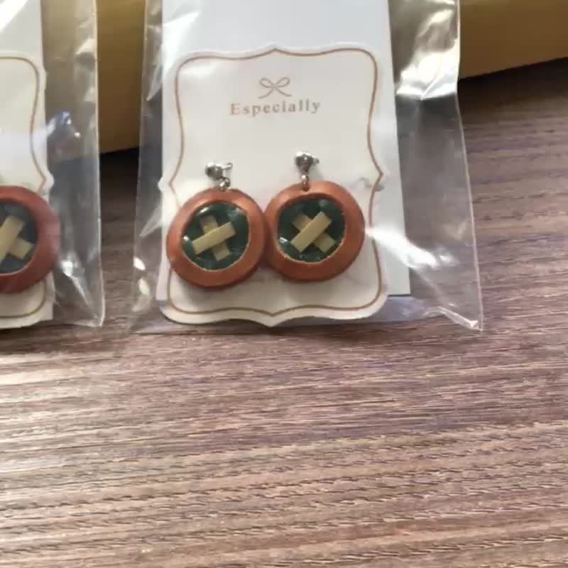 Bamboo leather dangle earrings/ear pins/clip-on/hypoallergenic/customized color [recommended for Mother’s Day] - Earrings & Clip-ons - Genuine Leather Red