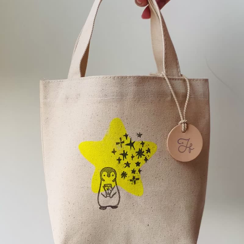 Ready stock* Star-catching Penguin large-capacity tote bag/lunch bag + hand-engraved + made in Taiwan - กระเป๋าถือ - ผ้าฝ้าย/ผ้าลินิน สีเหลือง