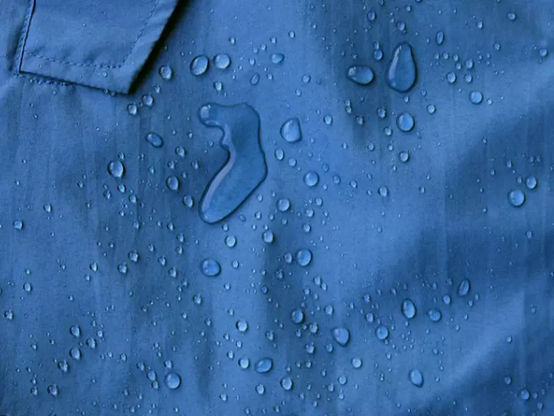 製作雨衣的材質必須具有抗水性