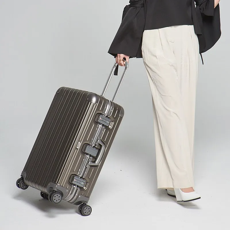 行李箱品牌推薦：Aviator 極緻奢華鋁鎂合金行李箱