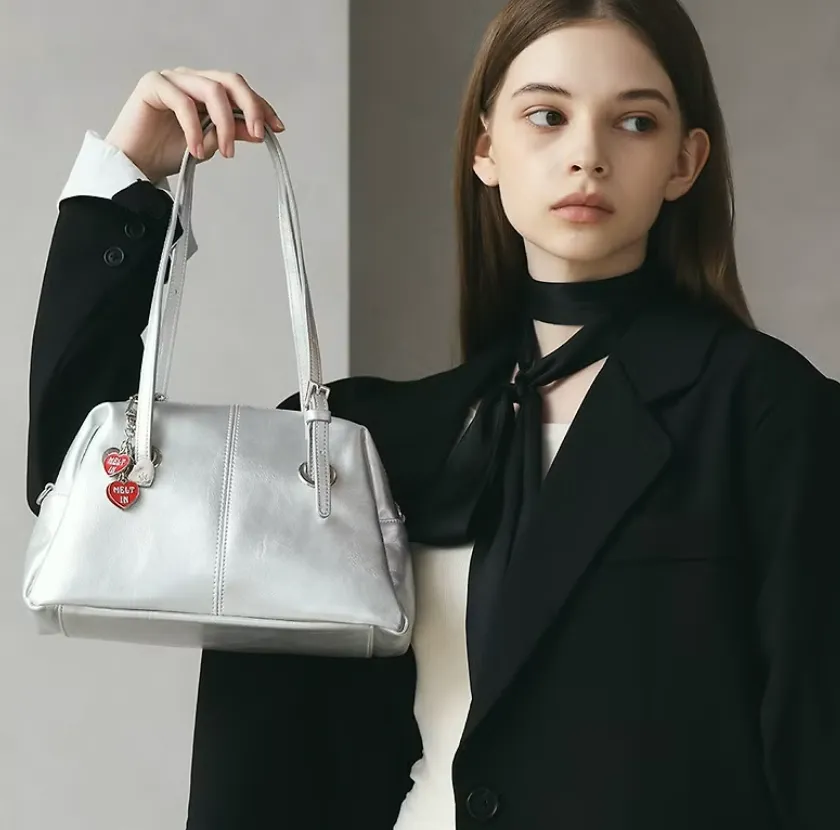 韓國小眾品牌包包：MUR 銀色光澤感手拿肩背包包