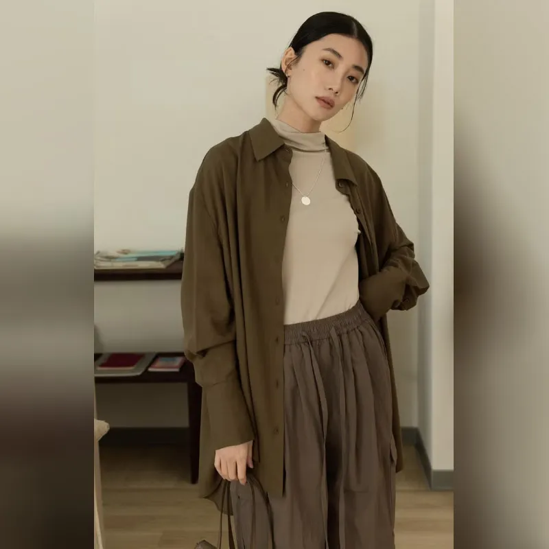 色彩鑑定 chill 自創女裝品牌 墨綠棉麻長版弧形襯衫