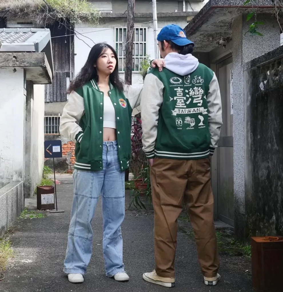 棒球外套穿搭:自做自售創意供賣局內刷毛棒球外套