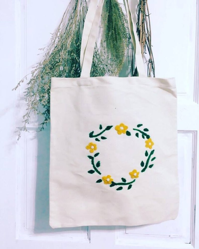 Handmade wool felt wreath Tote - Handbags & Totes - Other Materials White