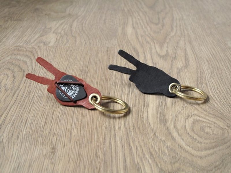 Guitar Pick holster. Keychain forward WIN x x + Bronze leather key chain to victory (black) - ที่ห้อยกุญแจ - หนังแท้ สีดำ