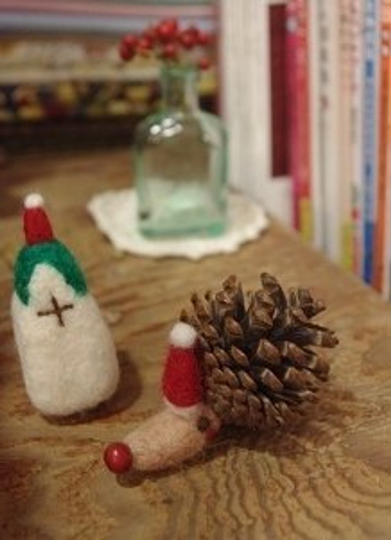 Bear feet. Wool felt Christmas composition (santa hedgehog + x'mas small house) - อื่นๆ - ขนแกะ 
