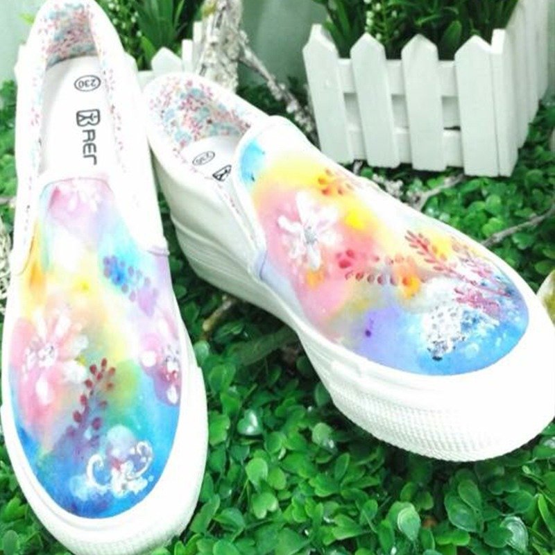 [Double Queen] Cloud hand-painted canvas shoes-custom-made (QS0003) / Hong Kong illustrations / canvas shoes / casual shoes / hand-painted crafts / gospel gifts - รองเท้าลำลองผู้หญิง - วัสดุอื่นๆ หลากหลายสี