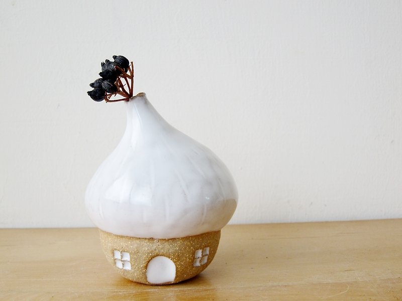 Acorn house Vase - เซรามิก - วัสดุอื่นๆ ขาว