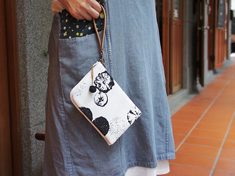 Hand-held buckle bag | Fruit print, Mambo, black twist | Passport essential for travel - กระเป๋าสตางค์ - ผ้าฝ้าย/ผ้าลินิน 