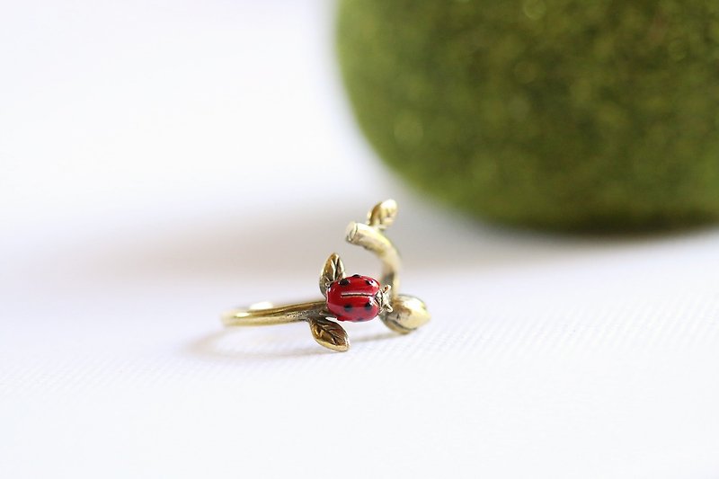 Ladybug on a branch ring by linen. - 戒指 - 其他金屬 