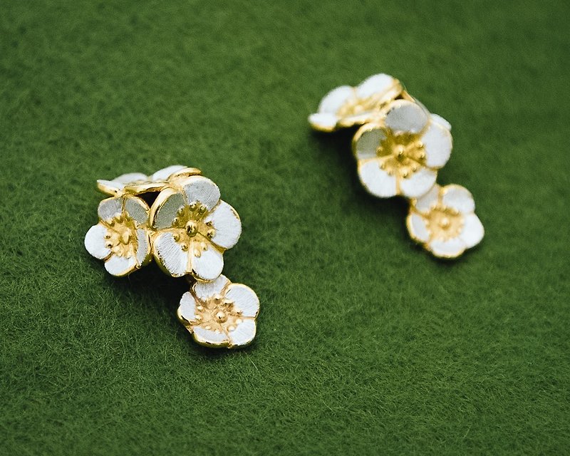 Japanese plum blossom earrings - Dangle earrings - Ume flower - ต่างหู - โลหะ สีทอง