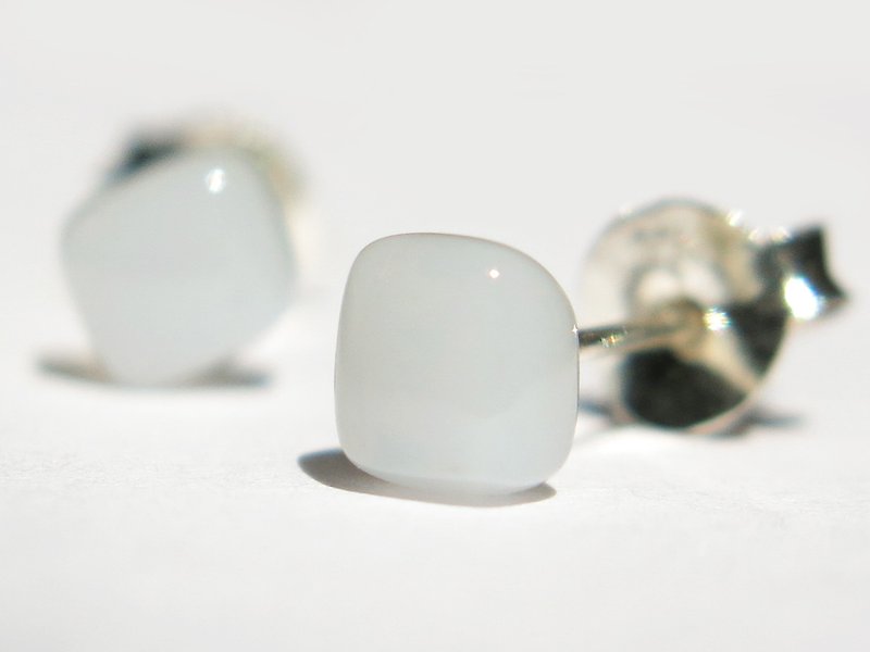 豆腐琉璃純銀耳環 / 白色帶點淡淡的藍(耳針、耳夾) - 耳環/耳夾 - 玻璃 藍色