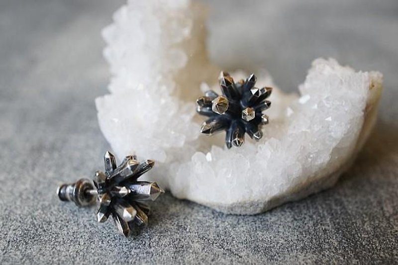Radial crystal crystal design earrings silver single ear earrings - ต่างหู - โลหะ สีเงิน