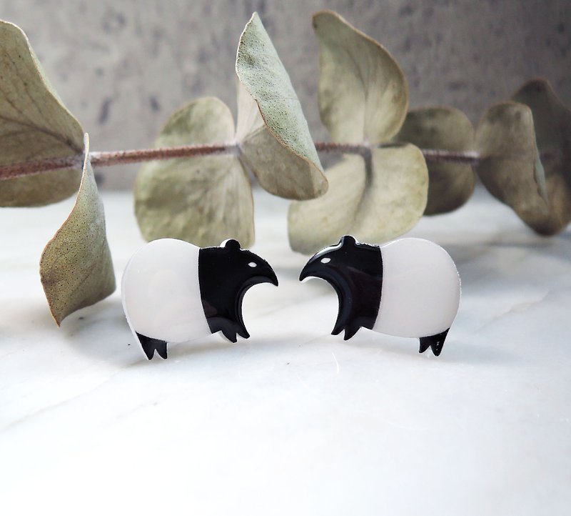 Cute handmade Malayan tapir earrings anti-allergic ear acupuncture painless Clip-On pearl back buckle - ต่างหู - เรซิน สีดำ