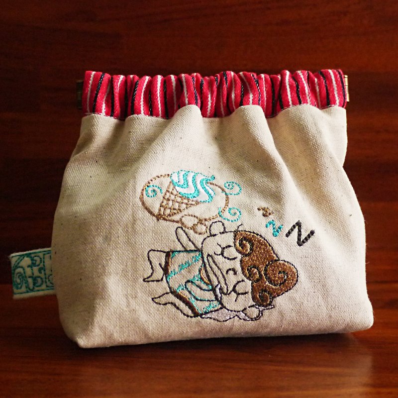 QMO人形刺繍榴散弾口金ポーチ財布（名前は英語で刺繍さすることができますので、予めご了承ください） - ポーチ - 刺しゅう糸 レッド