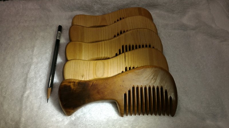 Taiwan red cypress wood handle big hand massage comb - Wood, Bamboo & Paper - Wood 