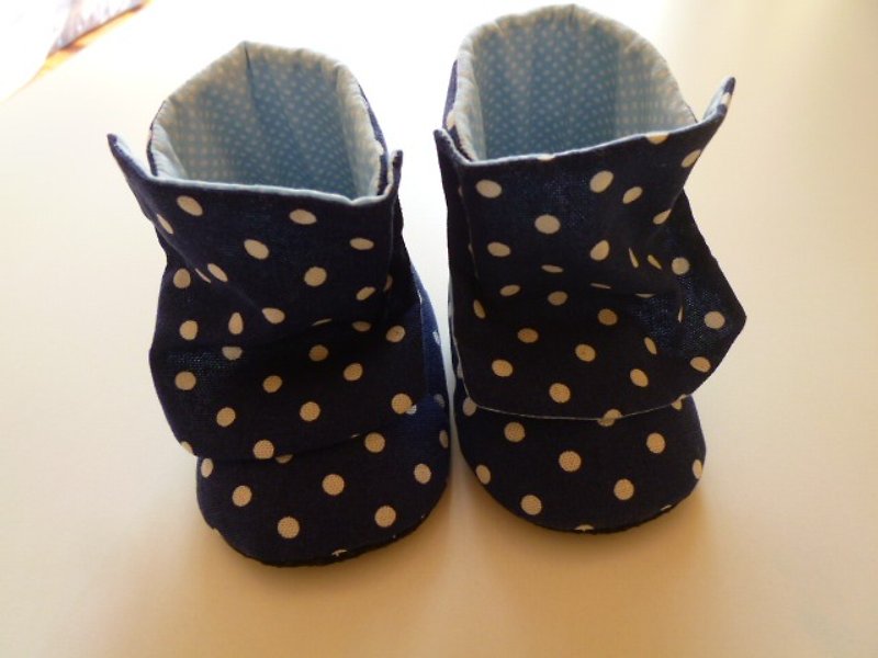 藍底點點 嬰兒靴 布靴 嬰兒鞋 彌月禮物 - 嬰兒鞋 - 棉．麻 藍色