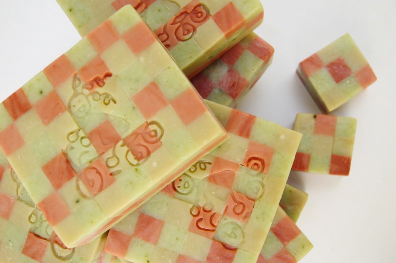 爆炸頭小孩-handmade soap 尤加利馬賽克/潔顏皂『皂。手工皂せっけん』スクエアソープ - 香氛/精油/擴香 - 其他材質 紅色