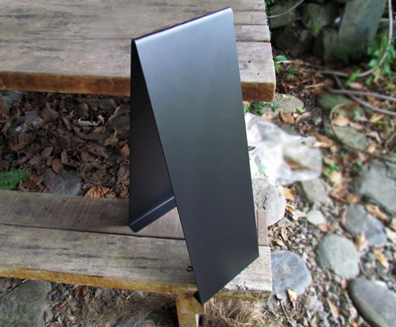 The unique small triangle stand is customized. You can write with chalk or fix the DM on it with a magnet. - Other Furniture - Other Metals Black