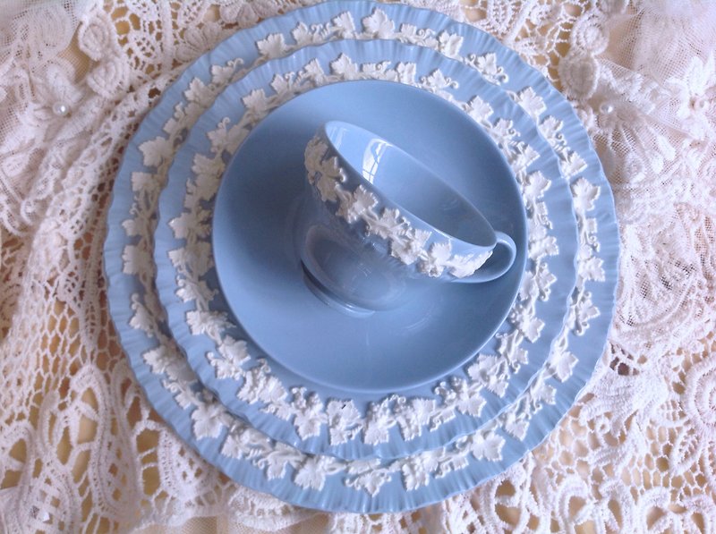 British bone china Wedgwood 1940 queem's ware embossed flower teacup - ถ้วย - วัสดุอื่นๆ สีน้ำเงิน