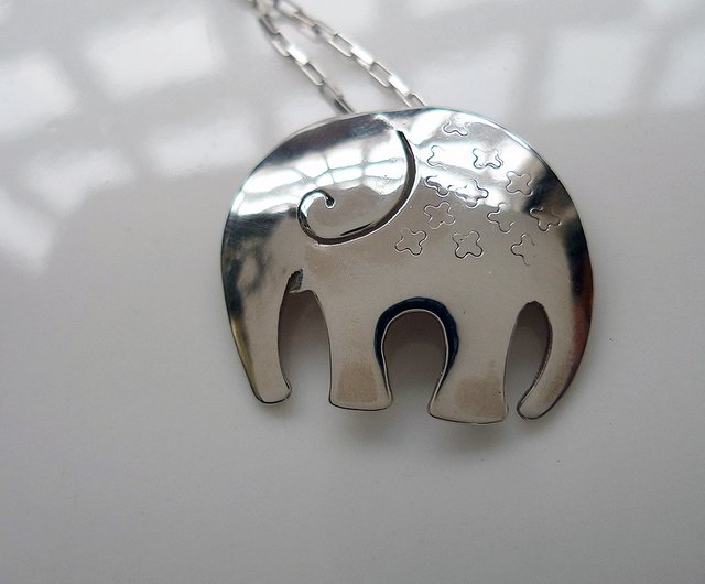 Elephant on sale love necklace